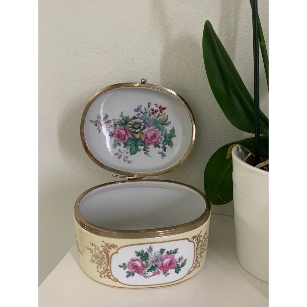 Vintage Fragonard‎ Style Porcelain Trinket Box Floral Courting Couple Oval Gold